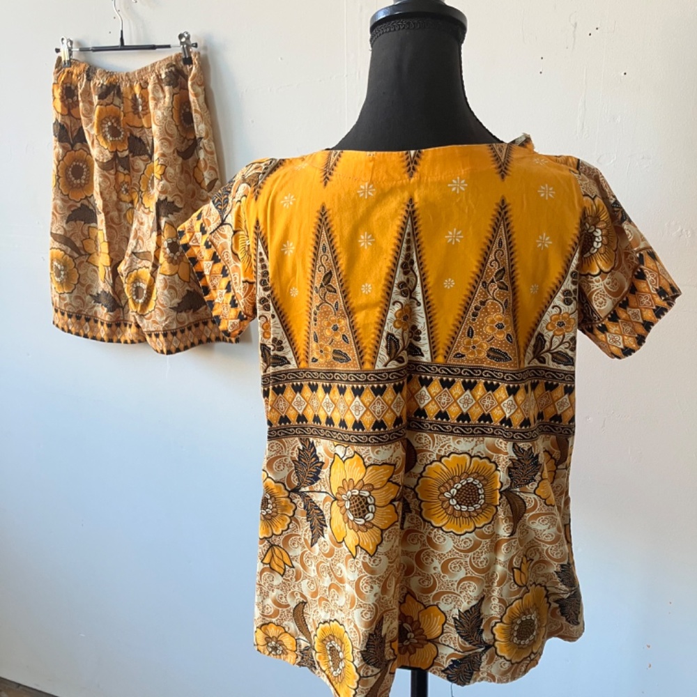 Yellow and Brown vintage 70s Short Set - Picture 3 of 14